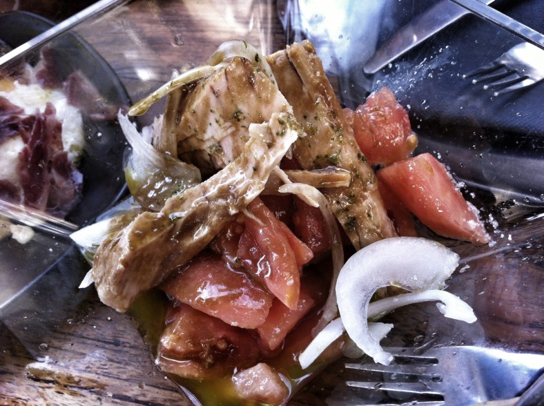 Ensalada de tomate y bonito