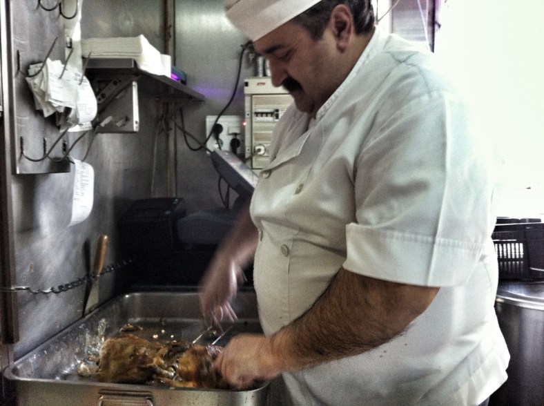 Jose, el becario, aprendiendo a cortar pollo