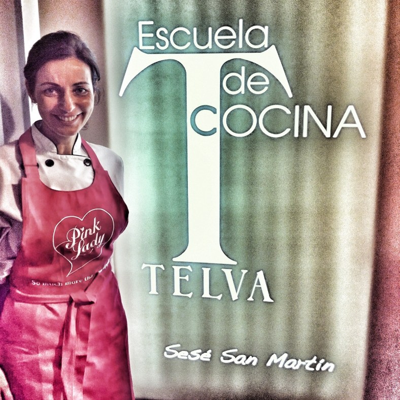 Sesé a la entrada de la Escuela