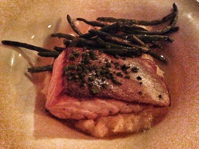 Salmón con polenta y espárragos
