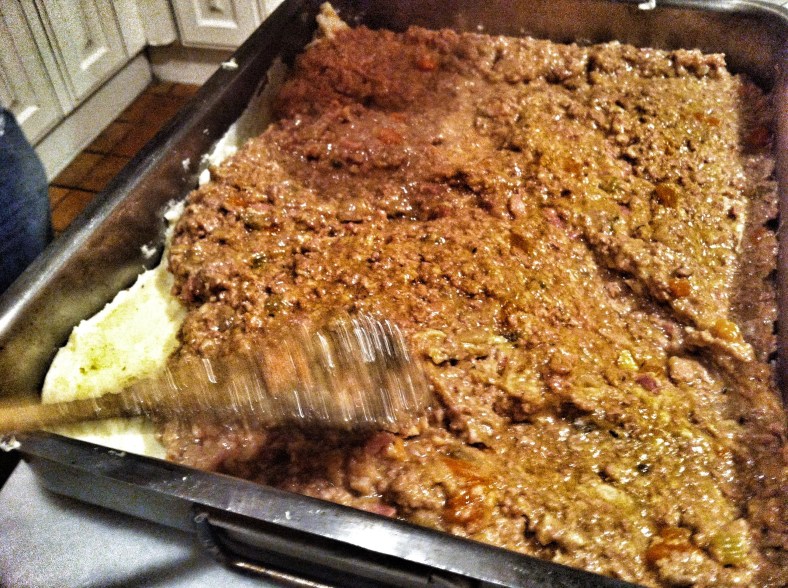 Una capa de puré, una capa de carne y una de puré