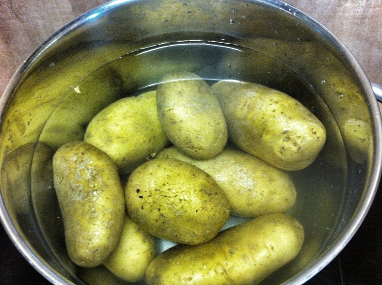 Patatas enteras en agua fría