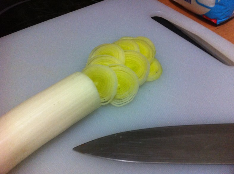 Cortar en rodajas los puerros