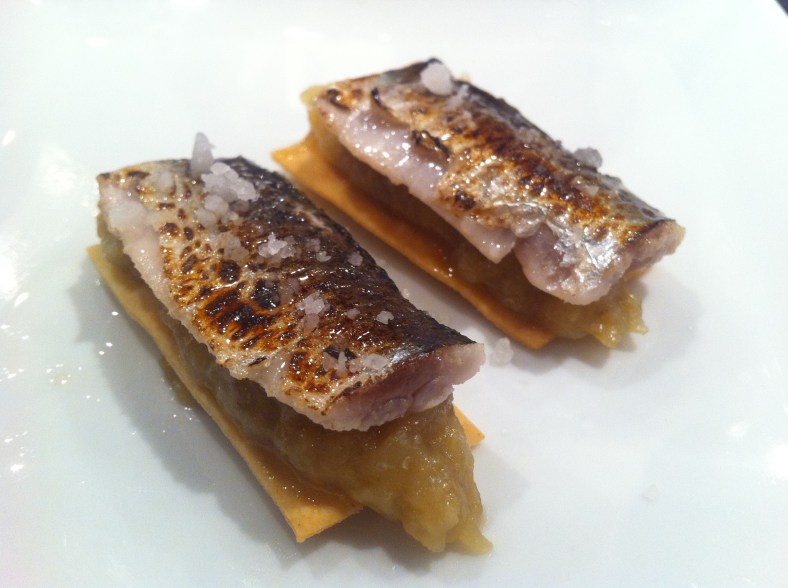 Sardinas ahumadas con aceite de piña sobre puré de berenjena