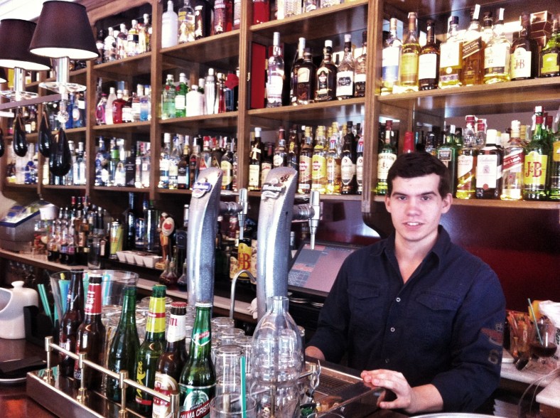 Ricardo en la barra de Gasset Habana