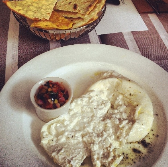 Burrata acompañada de pan de pizza