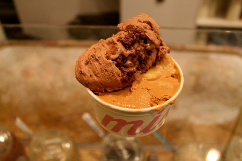 Chocolate con brownie y dulce de leche con plátano