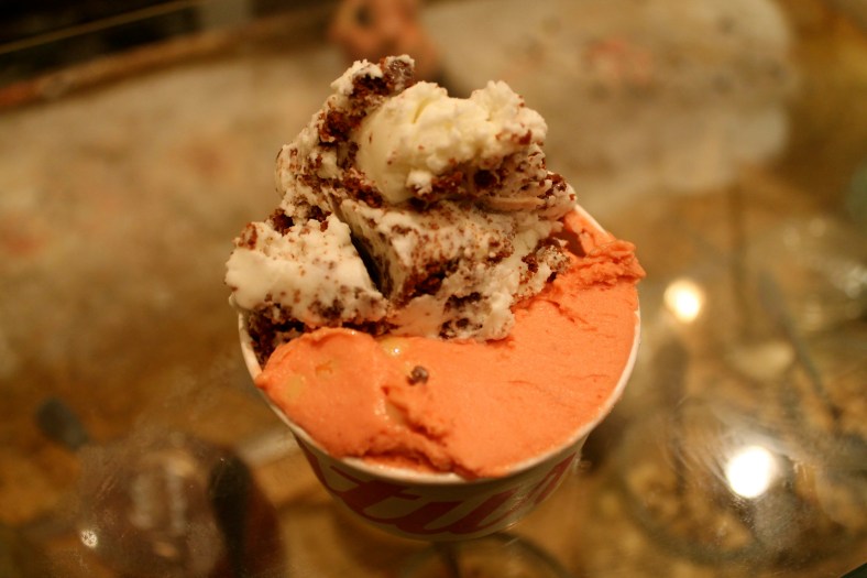 Sorbete de fresa con pepitas de chocolate blanco y yogur con brownie