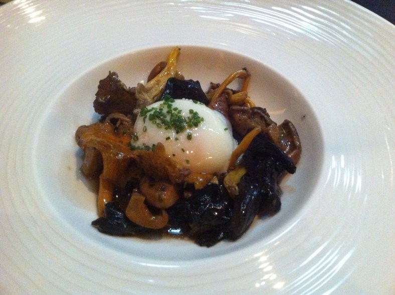 Maravilloso plato de setas y huevo a baja temperatura