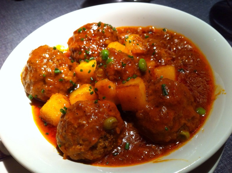 Tocamos a una albóndiga por comensal