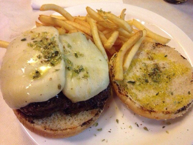 Hamburguesa Brooklyn: mozzarella, orégano y aceite de oliva 