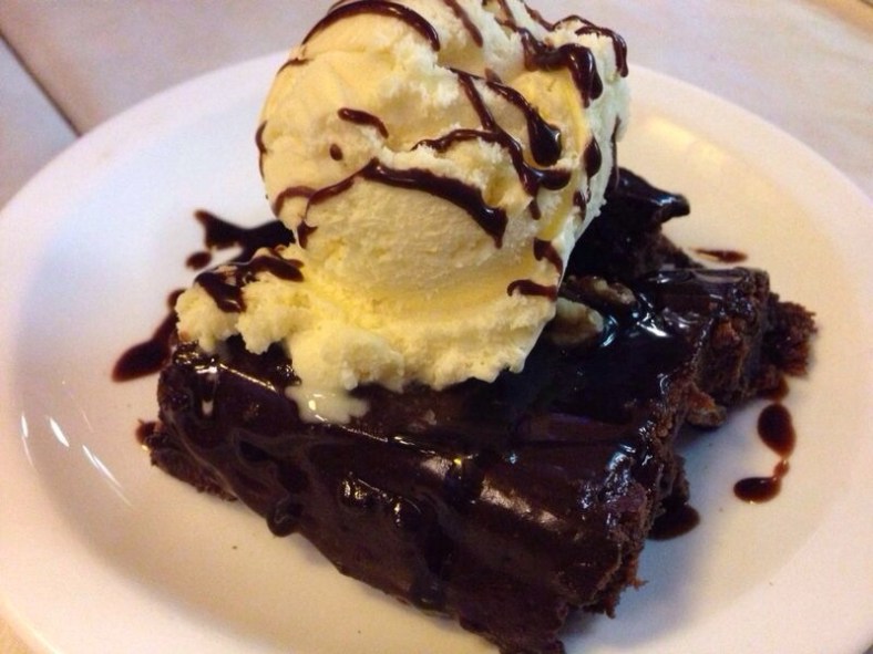 Brownie con helado de vainilla