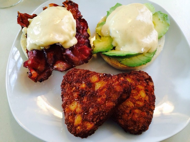 Huevos benedicto con bacon y aguacate y patatas hash browns