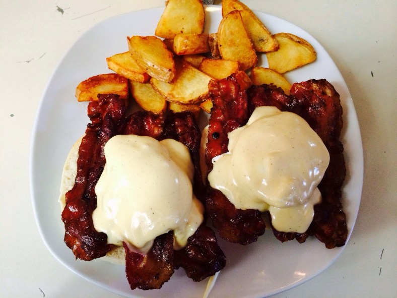 Huevos benedicte con bacon en Carmencita Bar