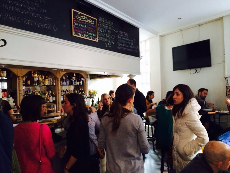 La gente espera en la barra hasta que se queda una mesa libre