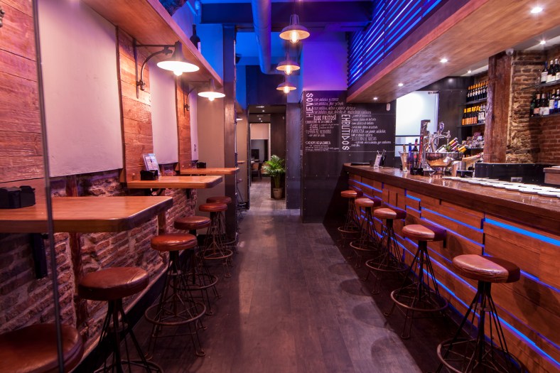 La barra de La Charca Taberna