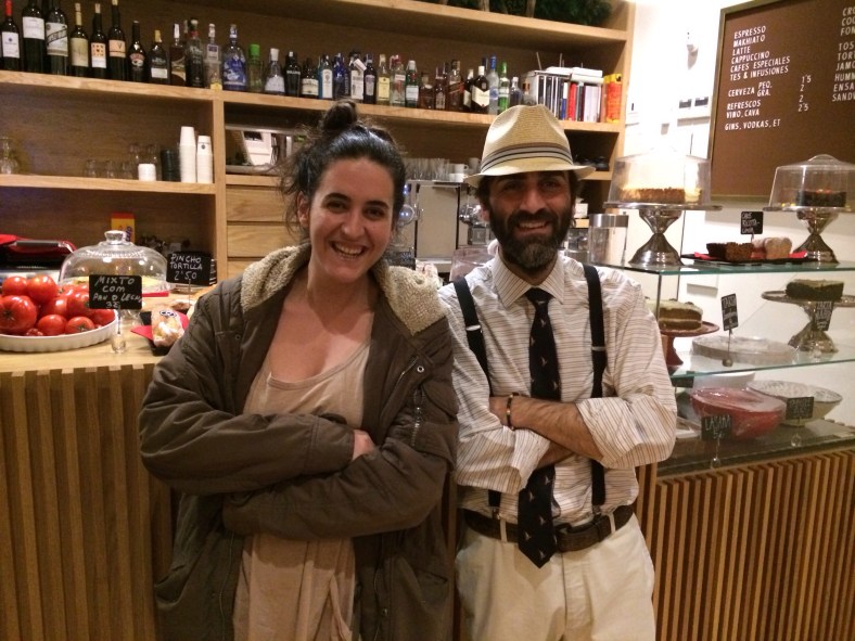 Nuestra colaborador Totti y el simpático camarero de Pez Baker Juan