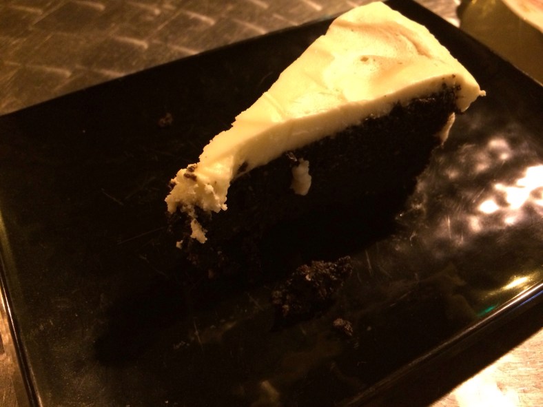 Plato negro con tarta negra es un fallo (sobre todo para que salga fotogénica)