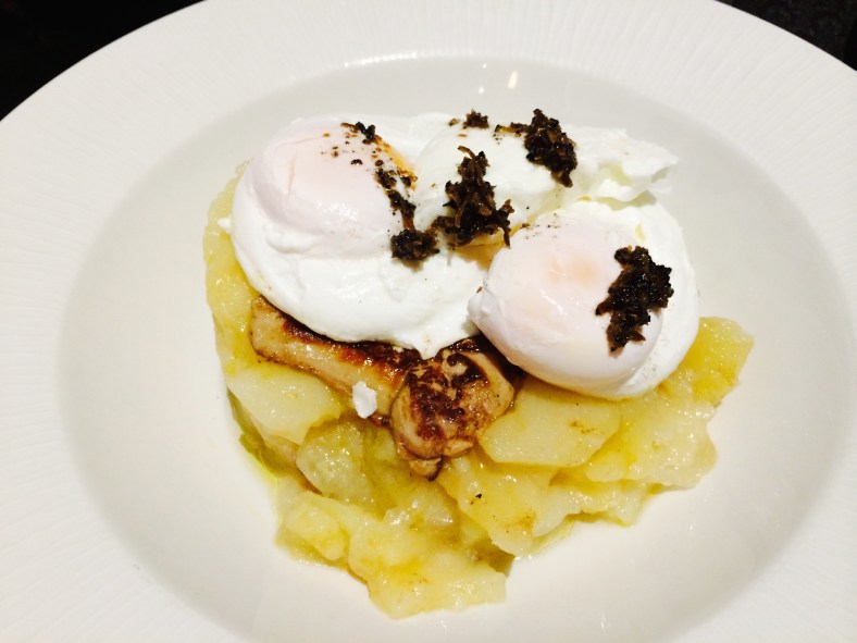 Patatas confitadas con trufa, foie y huevo poché