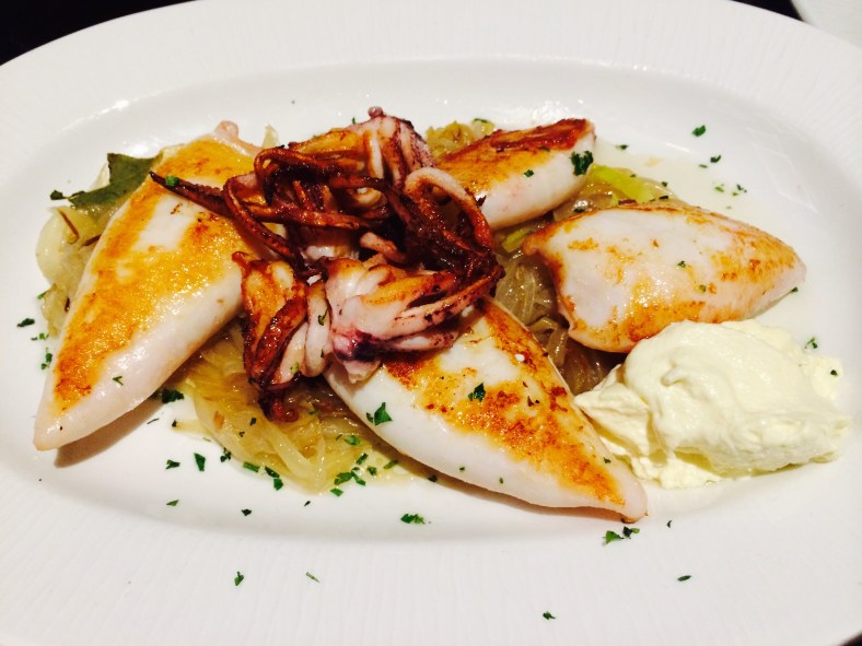 Chipirones con cebolla tirada y ali oli de manzana