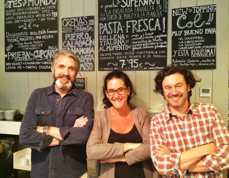 Totti con Juan y Pablo, los dueños de Petit Appetit
