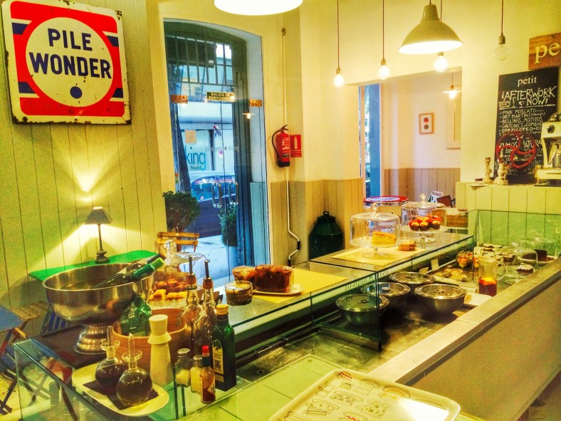 Un expositor muestra todos los ingredientes que puedes añadir a tu ensalada