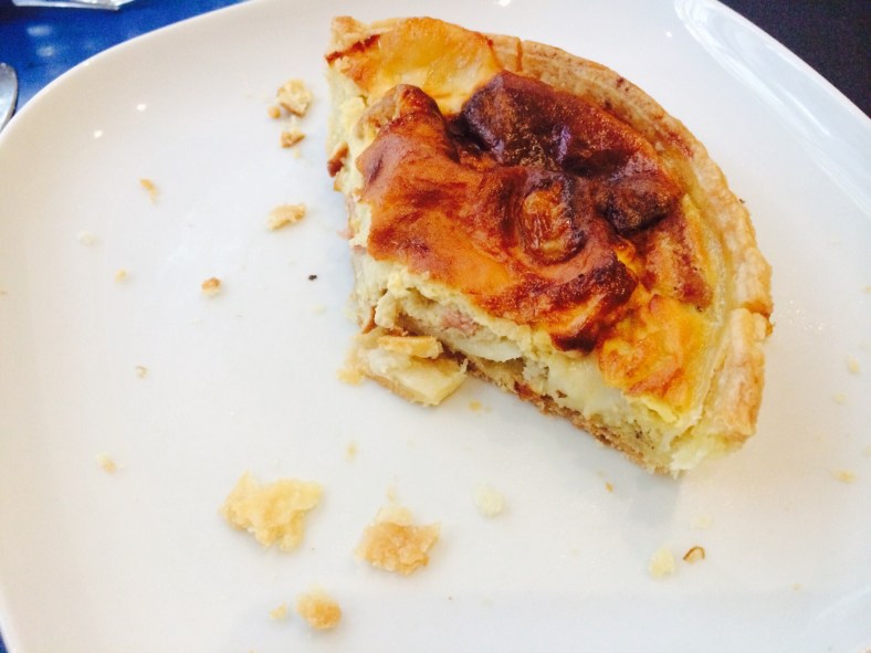 Pulgui no fue capaz de esperar a que hiciera la foto de su quiche