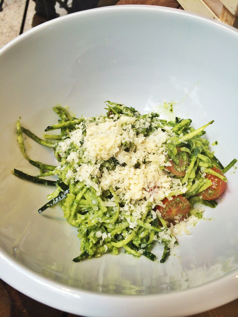 Falsos tallarines de calabacín al pesto