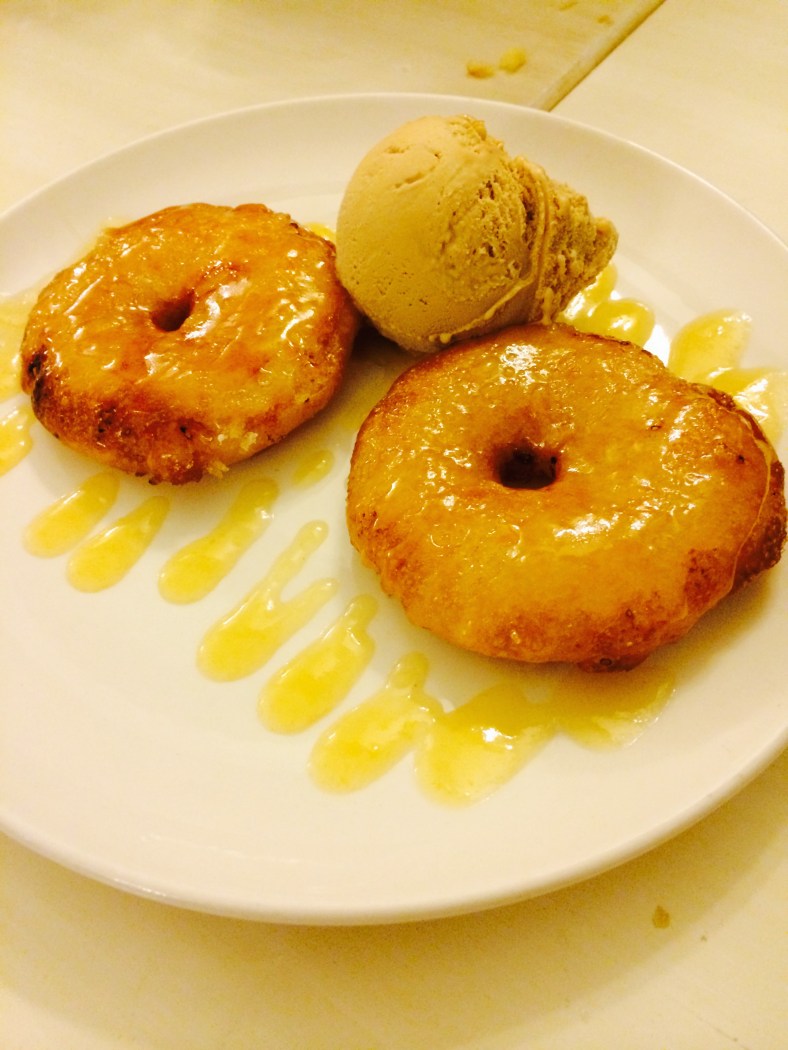 Buñuelos de manzana con helado de turrón