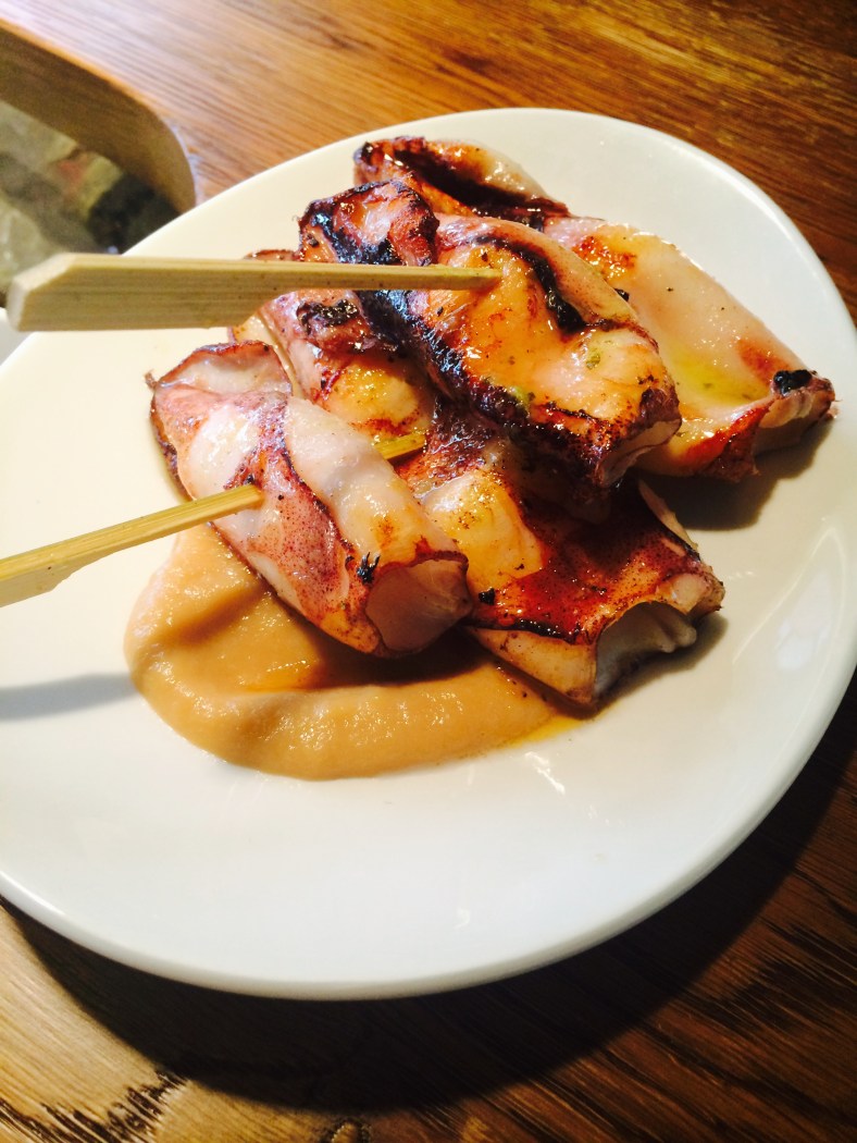 Pequeños chipirones con salsa de cebollas dulces