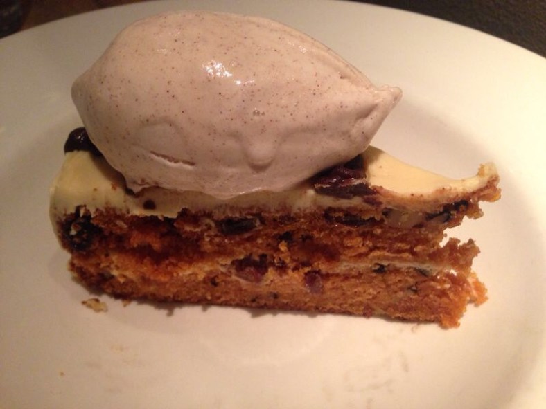 Carrot cake con helado de canela