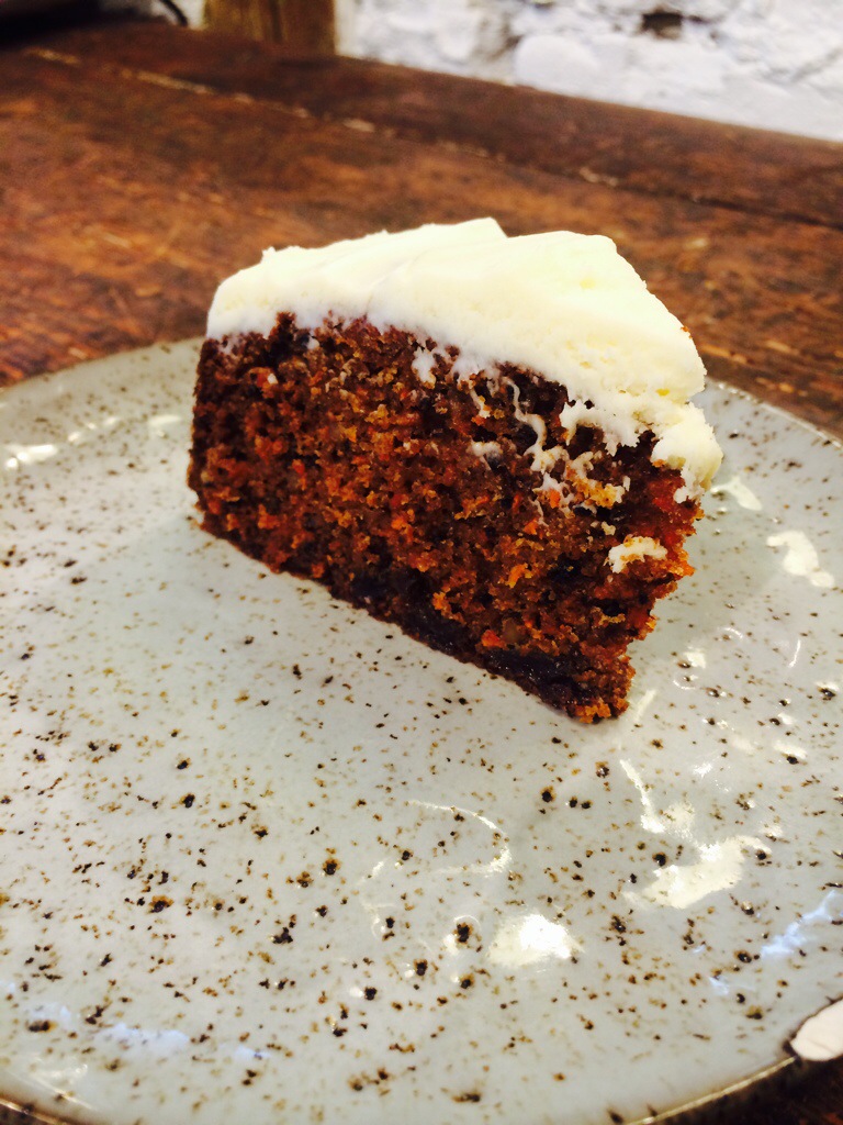 Esta carrot cake tiene pariencia de bizcocho