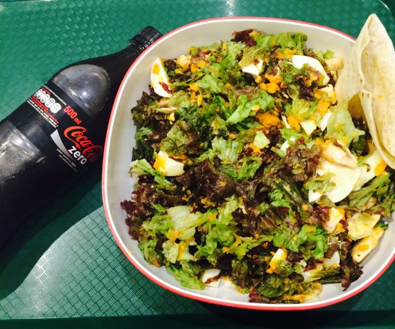 Ensalada con refresco y yogur helado en Chop Chop por 8,80 euros