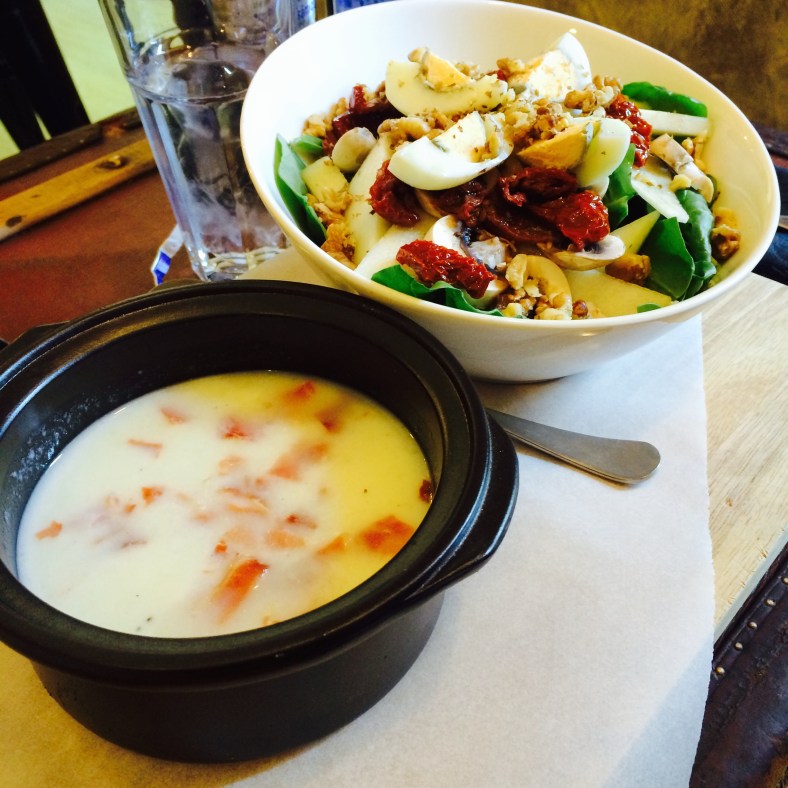 Sopa fría y ensalada de Mür Café