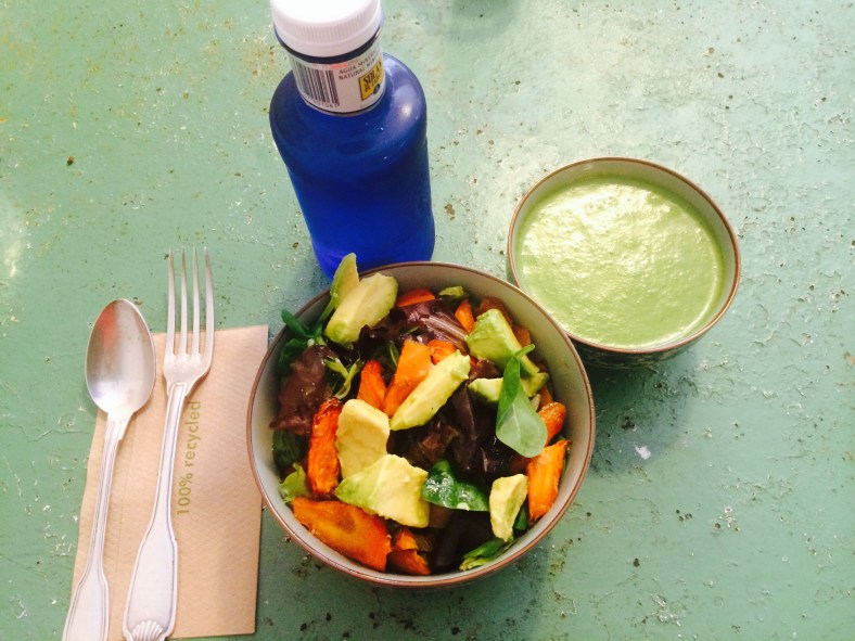 Ensalada, gazpacho verde y agua de Il Tavolo Verde