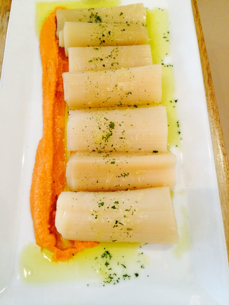 Puerros confitados con salsa romesco