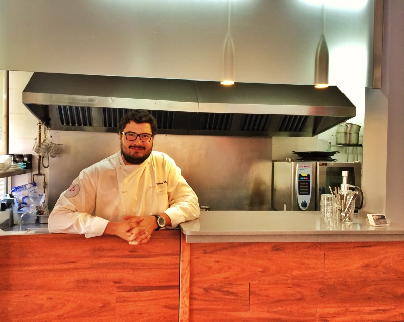 El chef Carlos Moreno delante de su cocina