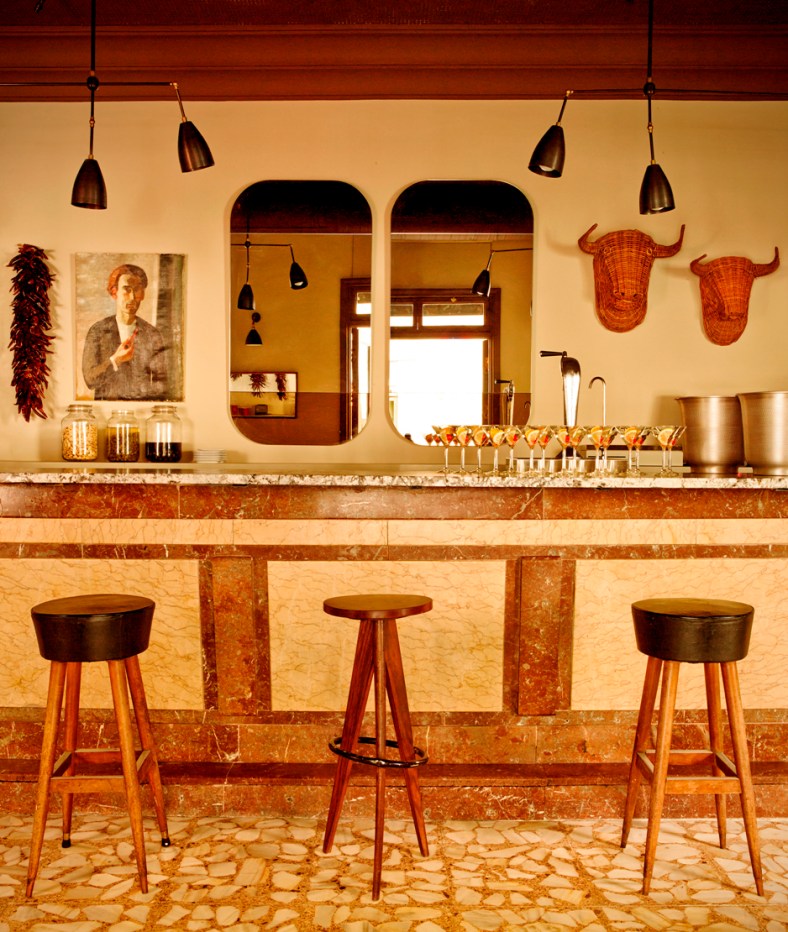 Una barra que te incita a entrar desde la puerta