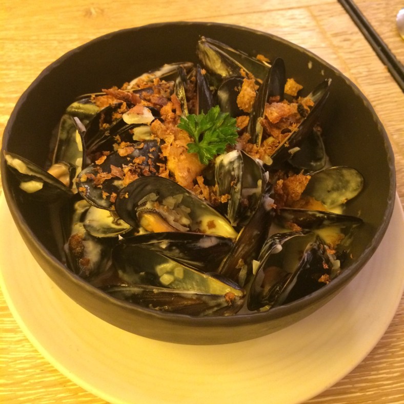 Mejillones de roca a la francesa con migas
