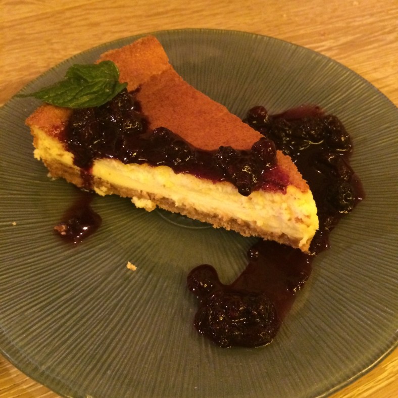 Tarta de queso con mermelada de arándanos