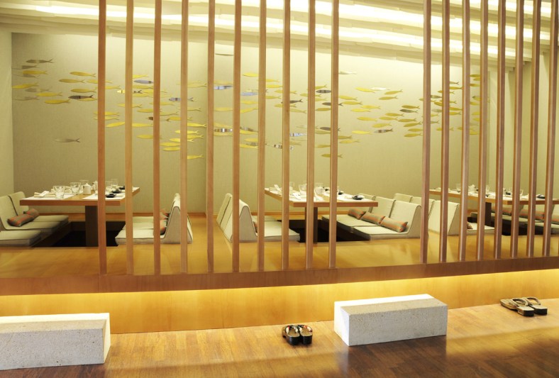 Las mesas bajitas encerradas en las jaulas de madera