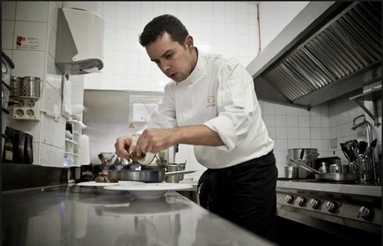 El chef Francis Refolio en plena faena