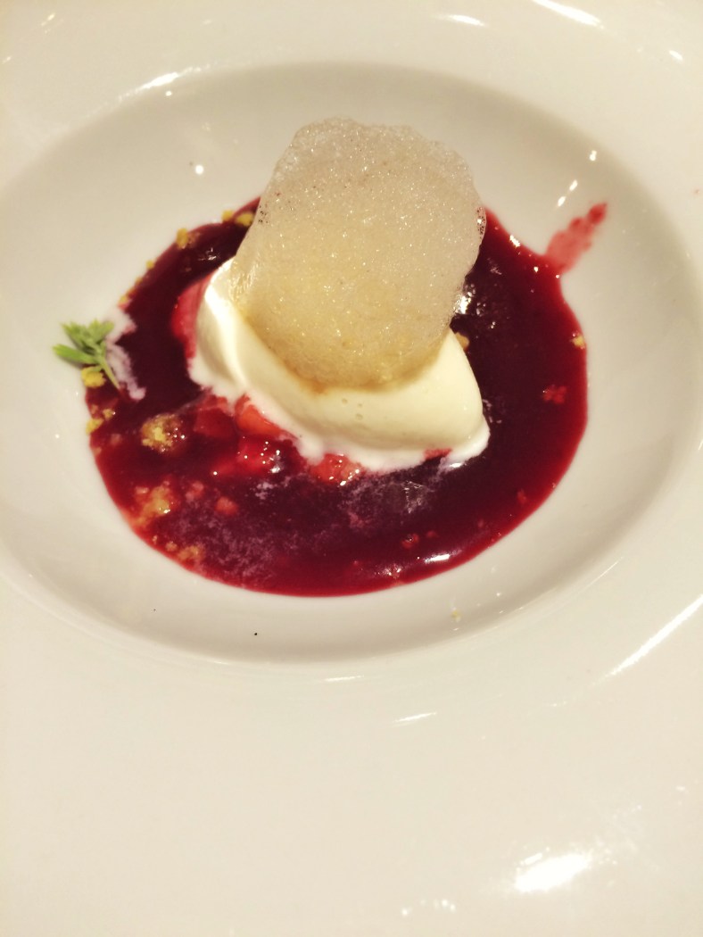 Helado de parmesano con infusión de frutos rojos