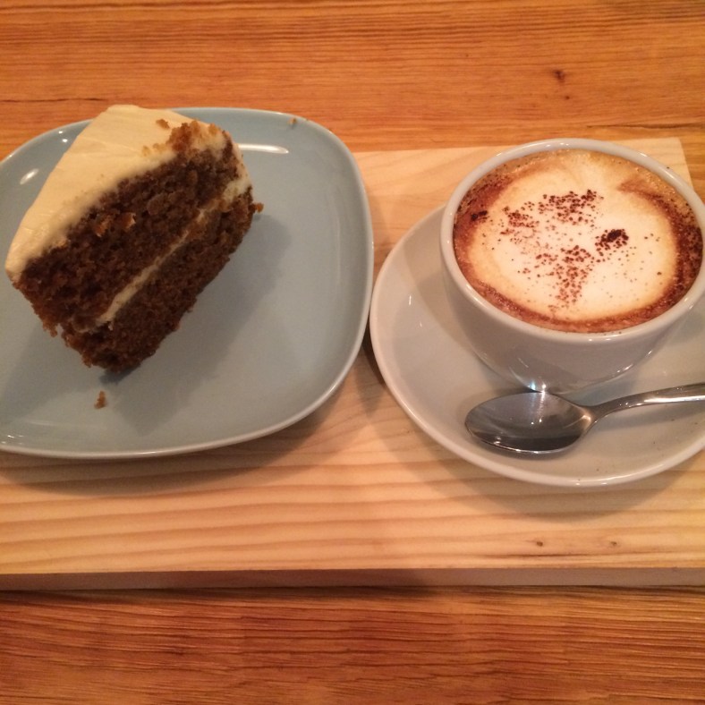 Una buena taza de café con su trozo de carrot cake