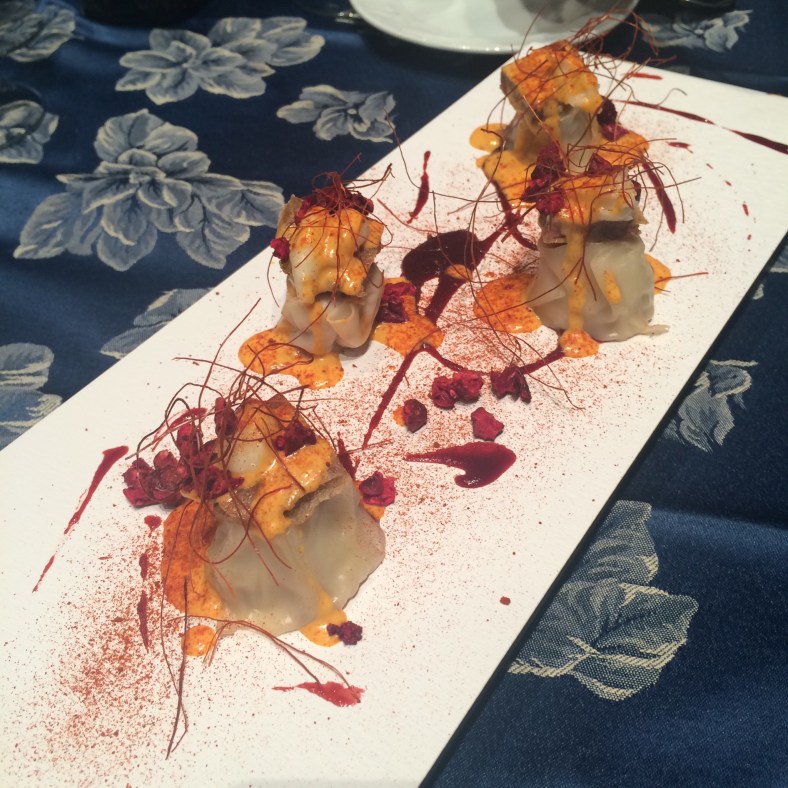 Dim sum de cordex, hongos, oreja ibérica, queso fresco y cerezas del Jerte deshidratadas