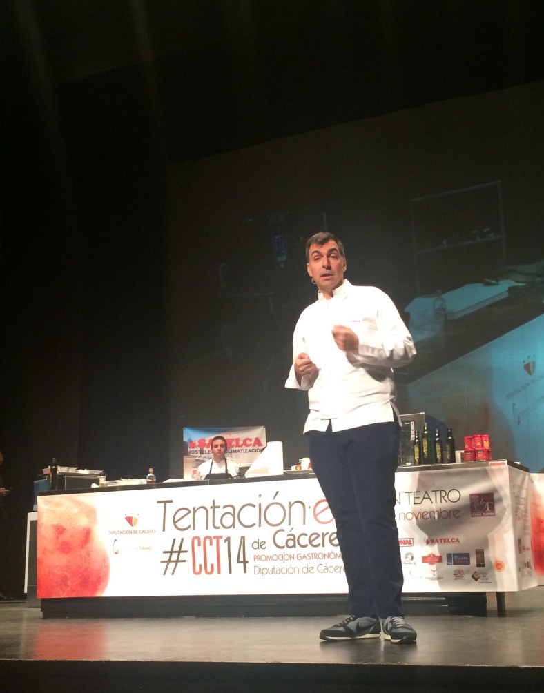 El chef Ramón Freixa en pleno showcooking