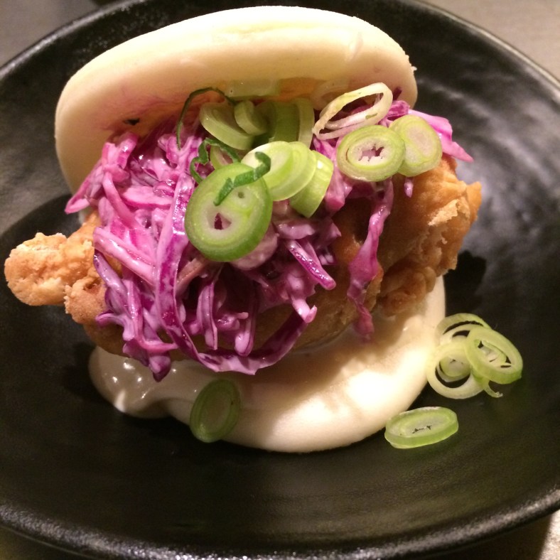 Bao de pollo frito con lombarda