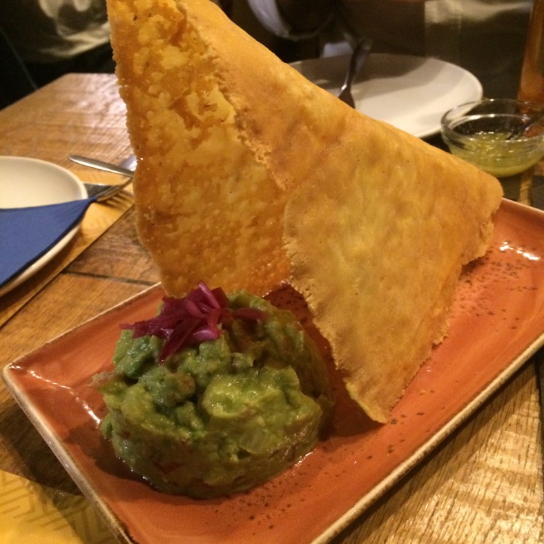 Chicharrón de queso con guacamole