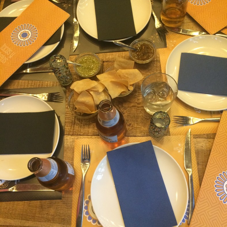 Modelo, totopos y salsas...¡¡¡viva México cabrones!!!