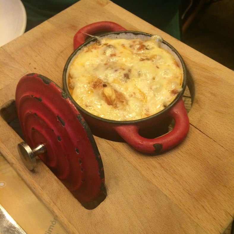 Cazuelita de queso y chorizo